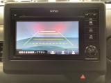 バックでの車庫入れも安心です!リアカメラが付いているバックモニター付のディスプレイオーディオを装備しております。操作線もついており距離感も画面から確認できます。