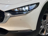【LEDヘッドライト】悪天候や夜間走行時も良好な視界を確保し安心して運転できる高輝度LEDヘッドライトを装備!点灯速度が早く、消費電力も抑えられています。