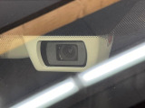 【アイサイトVer2】前方の車両等を検知し、衝突しそうな時は警報で注意を促し、ブレーキを踏む力をサポート。ブレーキを踏めなかった場合は衝突被害軽減ブレーキが作動、衝突回避をサポートします。