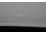 ヘッドアップディスプレイ(HUD)です。運転に必要な情報をフロントガラスの視野内に投影することで視線を外さず確認できます。視線移動や焦点調節が少なくて済むので安全性の向上に貢献します。