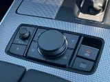 手元には運転姿勢を崩さずに操作していただける、ロータリーコマンダースイッチが装備されております。
