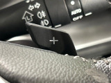 【パドルシフト】ハンドルから手を離さずに素早くシフトアップ&ダウンができるので、エンジンブレーキを使う下り坂や高速道路の合流で加速したい場面で役立ちます。