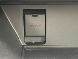 【アクセサリーソケット(電源ソケット)】電源からケーブルをつなげば、スマートフォンなどの電子機器の充電などを行うことができます!ゲーム機器や、カメラの充電にも便利ですね。