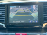 後退時に車両の後ろ側をモニター画面に表示します。車庫入れなどでバックする際に後方確認ができて便利です。車庫入れが苦手な人もこれで安心。