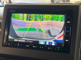 【バックカメラ】駐車時に後方がリアルタイム映像で確認できます。大型商業施設や立体駐車場での駐車時や、夜間のバック時に大活躍!運転スキルに関わらず、今や必須となった装備のひとつです!