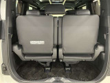 サードシート跳ね上げ式で折りたたみ可能です。キャンプ用品など大きな荷物もばっちり収納可能です!