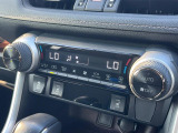 【オートエアコン】一度お好みの温度に設定すれば、車内の温度を検知し風量や温度を自動で調整。暑い…寒い…と何度もスイッチ操作をする必要はありません。快適な車内空間には必須の機能ですね♪