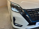 【LEDヘッドライト】悪天候や夜間走行時も良好な視界を確保し安心して運転できる高輝度LEDヘッドライトを装備!点灯速度が早く、消費電力も抑えられています。