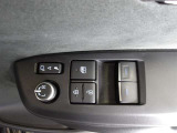 パワーウィンドウスイッチで運転席から全席の窓の開閉ができます。