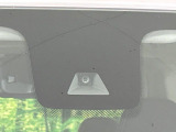【三菱e-Assist】走行中に前方の車両等を認識し、衝突しそうな時は警報とブレーキで衝突回避と被害軽減をアシスト。より安全にドライブをお楽しみいただけます。
