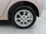 車両のデザインにマッチした純正アルミホイールを装着しています。