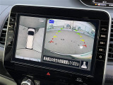 【アラウンドビューモニター】まるでクルマを真上から見下ろしたかのような視点で駐車をサポートします!クルマの斜め後ろや真横など、前後左右の4つのカメラの映像が合成されて、モニターに映し出されます。