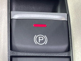 【電動パーキングブレーキ】パーキングブレーキは便利な電動式!ボタン一つで操作でき、アクセルを踏めば自動で解除されます♪レバーやペダルが無いので運転席廻りもすっきりしますね♪