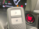 【Hondaスマートキー】カバンやポケットに入れたままでもドアの施錠・解錠が可能なスマートキーを装備。エンジンのオン・オフ時もカギを取り出す必要が無いからとっても便利です♪