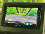 【バックカメラ】駐車時に後方がリアルタイム映像で確認できます。大型商業施設や立体駐車場での駐車時や、夜間のバック時に大活躍!運転スキルに関わらず、今や必須となった装備のひとつです!