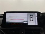 【パノラミックビューモニター&シースルービューモニター】クルマを真上から見下ろした視点で駐車をサポートします!クルマの斜め後ろや真横など、いち早く障害物に気が付くことができます。