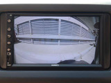 カラーで後方映像をモニターに映し出してくれるので、ショッピングモールのような狭い駐車場であったとしても障害物を見つけ、楽々駐車することができますね。