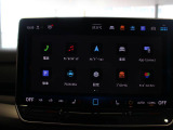 12.9インチ大型タッチスクリーンのインフォーメーションシステムです。スマホとの連動、車両の設定や車両の状態など様々な機能が複合されたシステムです。
