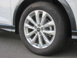 全車両に標準装備の純正アルミホイールは、純正ならではのバランスの良いデザインと、走行安定性をお楽しみ頂けます。