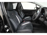 運転席/助手席です。 専用フロントスポーティシート(GRエンブレム付)を装備しています。