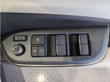 運転席からも操作可能な全席パワーウィンドウが装備されています。