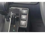 【EVドライブモード】駆動用電池から電力を供給し、電気モーターのみを使って走行するモードです。早朝・深夜の駐車場などで、騒音や排気ガスを気にすることなく走行することができます。