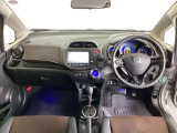 車内は光触媒抗菌消臭施工済です。インパネ周りはスタイリッシュなデザインで機能や装備も充実しています。グローブボックスやカップホルダーのほかにトレーなどたくさんの収納スペースが付いています。