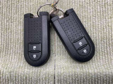 手荷物が多いときでも、スマートキーをバッグやポケットに携帯していれば、キーを取り出すことなくドアの解錠・施錠ができます