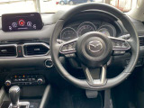 【マツダ・レーダー・クルーズ・コントロール (MRCC)】運転者がアクセルやブレーキを踏まなくても設定した速度での定速走行や先行車との車間距離を一定に保つ追従走行により、運転者の負担を軽減するシステムです。