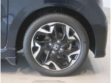 純正のアルミホイール装着車です。タイヤサイズは165/55R15です。