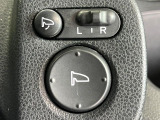 【電動格納ミラー】サイドミラーは電動格納式となっており、狭い駐車場でもキズがつくリスクを抑えられます。