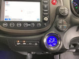 オートエアコンがついてますので、簡単操作で快適に過ごせます。リア熱線のスイッチの中に、雪道に対応したサイドミラーヒーターも入っています。