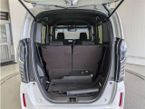 とても広々、大きな開口部の荷室スペースですね。 開口部広々だから、大きな荷物も楽々収納出来ちゃいますね。 荷物スペースは広いほうがいいですよね。