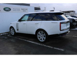 フジホワイトのボディカラーにリアホイールステアリングを装備したレンジローバー約5.3mの回転半径はRANGEROVER EVOQUEよりも小さいです。