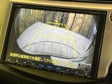 【バックカメラ】駐車時に後方がリアルタイム映像で確認できます。大型商業施設や立体駐車場での駐車時や、夜間のバック時に大活躍!運転スキルに関わらず、今や必須となった装備のひとつです!