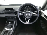 【運転席インテリアデザイン】左右対称のインテリアデザインでドライバーを包み込み運転に集中できるように設計されています。
