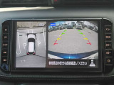 真上から見下ろすような映像で、車庫入れや縦列駐車時に、自車と駐車位置の関係をひと目で確認でき、スムースな駐車をサポート。動く物を検知してお知らせすることで、発進時の安全確認をサポートします。