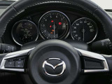 【ステアリングスイッチ】ステアリングスイッチは運転姿勢や視線を崩さずに操作が可能です。左側にはオーディオ類があります。