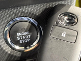 【キーフリーシステム】カバンやポケットに入れたままでもドアの施錠・解錠が可能なスマートキーを装備。エンジンのオン・オフ時もカギを取り出す必要が無いからとっても便利です♪