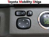 便利な電動格納ドアミラーも装備しております。駐車時にボタン一つで折り畳む事が出来るので便利ですよ。