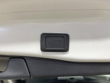 【パワーバックドア】スマートキーや運転席のボタンを押すだけでリアゲートが自動で開閉します!荷物を持っている時や、高い位置にあるバックドアを閉める際に便利な機能です♪