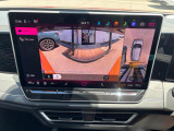 ギアをリバースに入れると車両後方の映像を映し出します。画面にはガイドラインが表示され、車庫入れや縦列駐車の際に安全確認をサポートします。