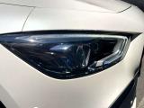 メルセデス・ベンツのヘッドライトはヘッドライトをいち早く点灯させ、周囲に対して自車の存在をアピールし、被視認性を高めて交通事故を減らそうという考えなのです。これこそが、メルセデスの安全哲学です。