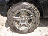 夏タイヤは純正16インチスチールホイール装備です。タイヤサイズは175 80R16です。また、残り溝は7mmです。