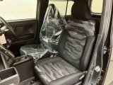 カムフラージュ柄のホールド性の高いシート形状により、体のズレを抑え、長時間の運転も快適です。