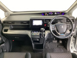車内は光触媒抗菌消臭施工済です。インパネ周りはスタイリッシュなデザインで機能や装備も充実しています。グローブボックスやカップホルダーのほかにトレーなどたくさんの収納スペースが付いています。