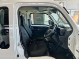 運転席の足元は広々としており、座席は大きく前後にスライド出来るので自分に合ったポジションで運転する事が出来ます。アクセルやブレーキにクセもなくとても運転のしやすい車両です。