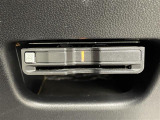 【ETC】有料道路を利用する際に料金所で停止することなく通過できる、ETC車載器(ノンストップ自動料金収受システム機器)が装備されています。セットアップを行うことで利用可能になります。