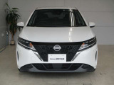 日産らしさを引き立てる大きなVモーショングリル。バンパーはエアロ形状で空力を考え設計されています。