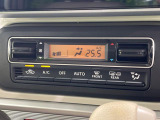 【オートエアコン】一度お好みの温度に設定すれば、車内の温度を検知し風量や温度を自動で調整。暑い…寒い…と何度もスイッチ操作をする必要はありません。快適な車内空間には必須の機能ですね♪